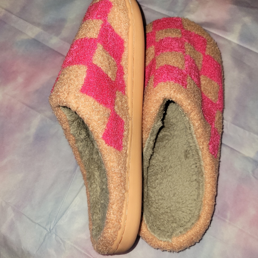BRAND NEW orange and hot pink checkered slippers size large - Picture 3 of 3